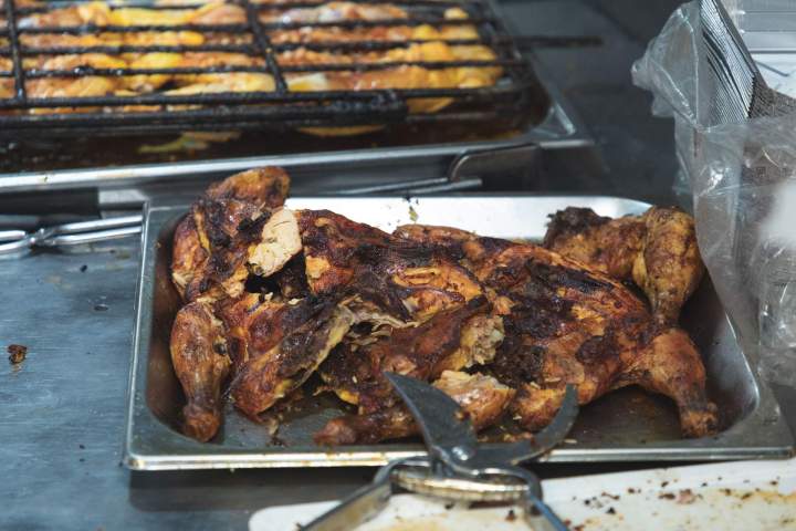 Goûtez notre poulet à la crapaudine.